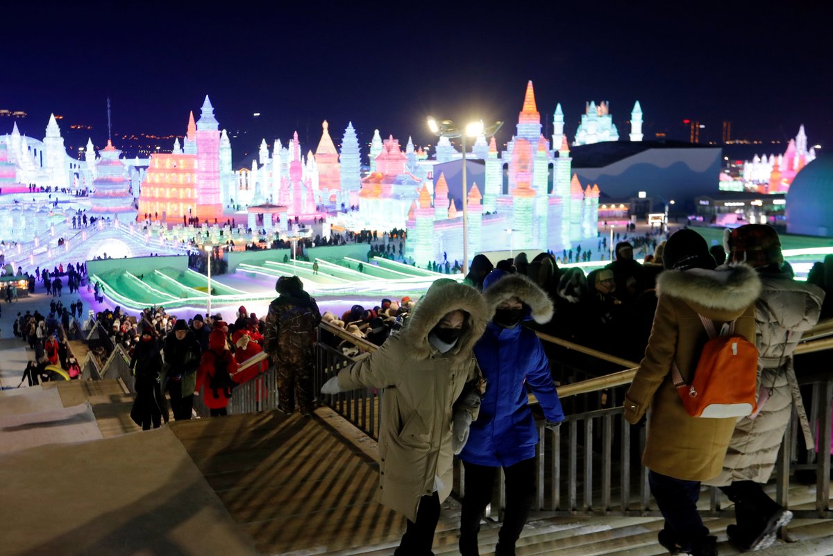 Los asistentes desafían el frío en las noches para ser testigos de la belleza del festival.