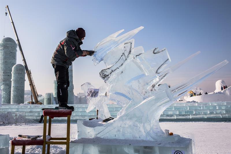Todos los detalles de las esculturas son creados en hielo.