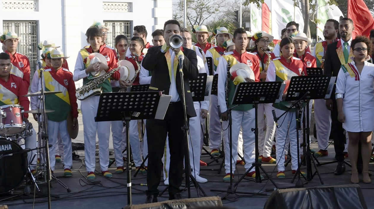La trompeta mayor de la Banda Distrital tocó durante un minuto su lamento de duelo por los 20 cadetes Escuela de Policía General Santander de Bogotá, víctimas del atentado.