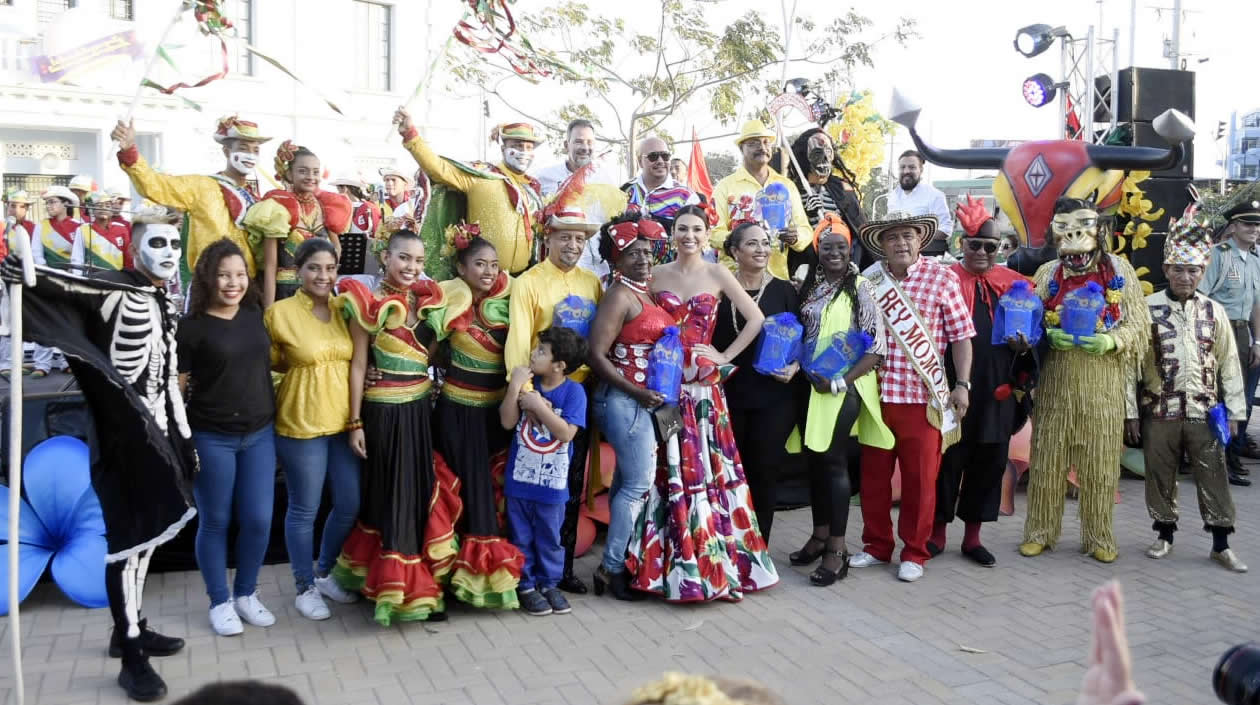 Los participantes de la izada de bandera del Carnaval de Barranquilla.