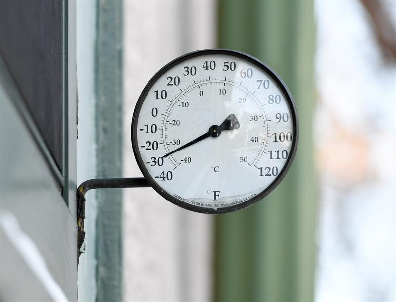  Imagen que muestra un termómetro que refleja una temperatura exterior de casi 37 grados centígrados bajo cero, el miércoles en Minneapolis, Minnesota (Estados Unidos). 