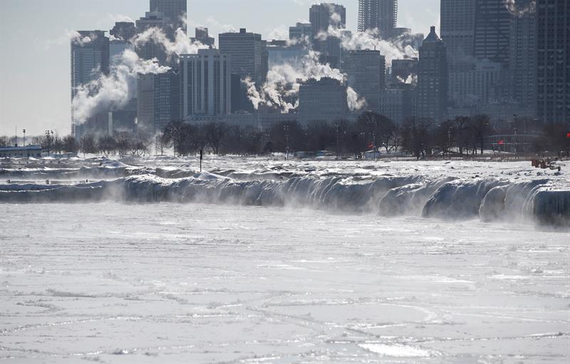 Imagen que muestra el río Mississippi y la ciudad de Chicago mientras la niebla se eleva, en Chicago, Illinois (Estados Unidos).