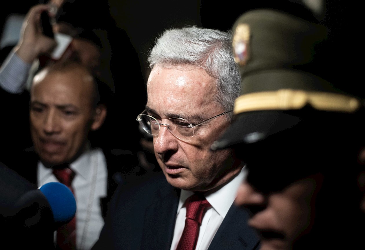 El expresidente Uribe no entregó declaraciones al ingresar a la diligencia judicial.