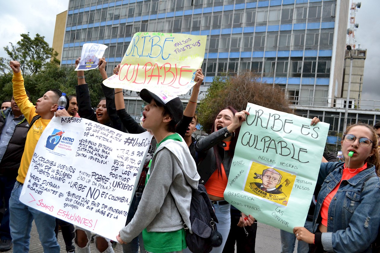Jóvenes universitarios recordando los falsos positivos en el Gobierno Uribe.