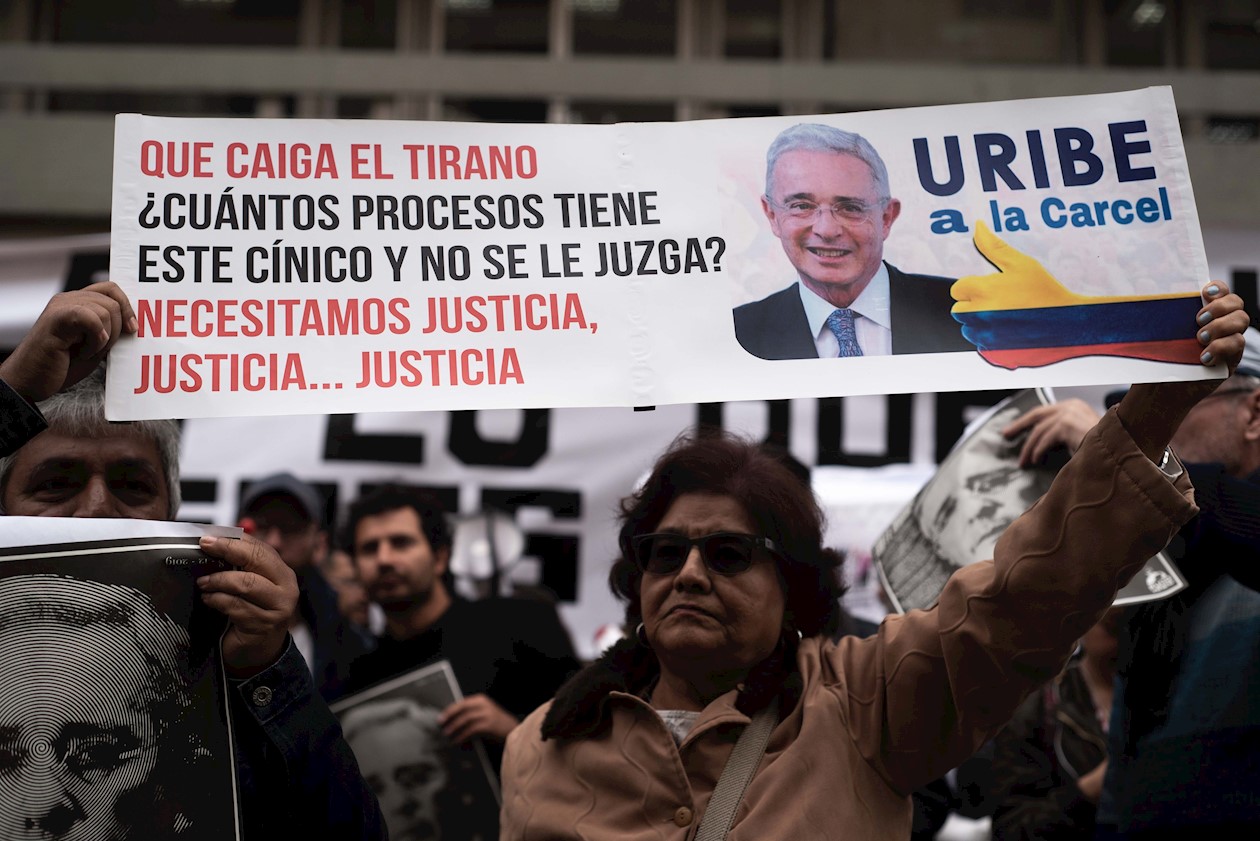 Detractores del expresidente pidiendo se le juzgue al expresidente Álvaro Uribe.
