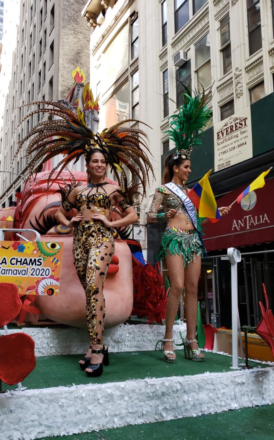 La Reina del Carnaval 2020, Isabella Chams, y la actual Señorita Colombia, Gabriela Tafur.