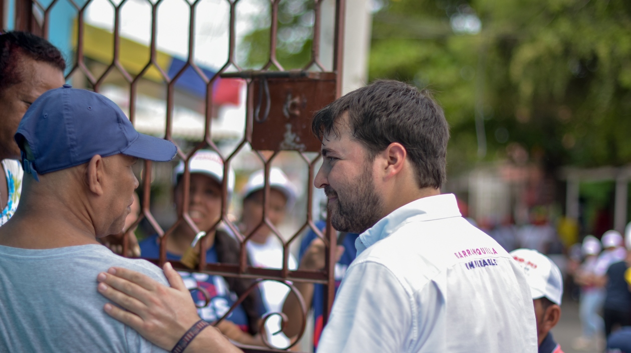 El candidato Jaime Pumarejo con los habitantes del barrio Las Nieves.
