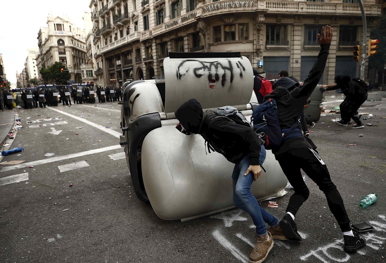 En las calles aledañas estallaron nuevos enfrentamientos entre los manifestantes radicales y la policía.