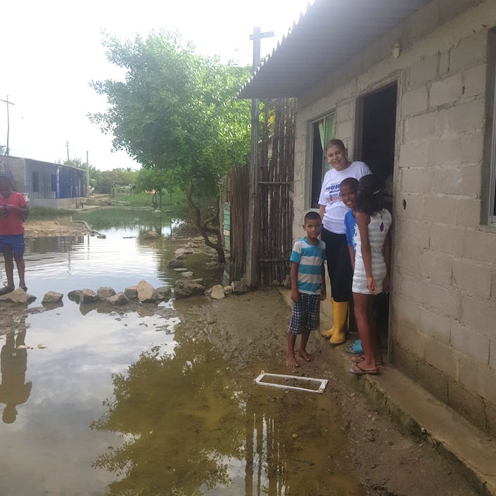 Visitando las familias afectadas por inundaciones en La Cangrejera.