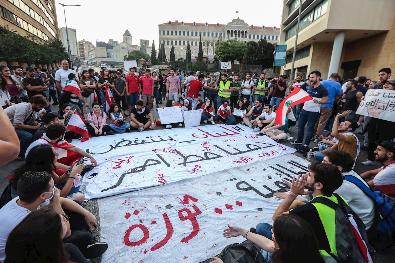 Los manifestantes en el Líbano anunciaron que continuarán las manifestaciones y el cierre de carreteras hasta la renuncia del gobierno y el parlamento. y celebrar nuevas elecciones parlamentarias.