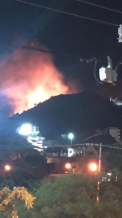 Así se ve el incendio desde Taganga.