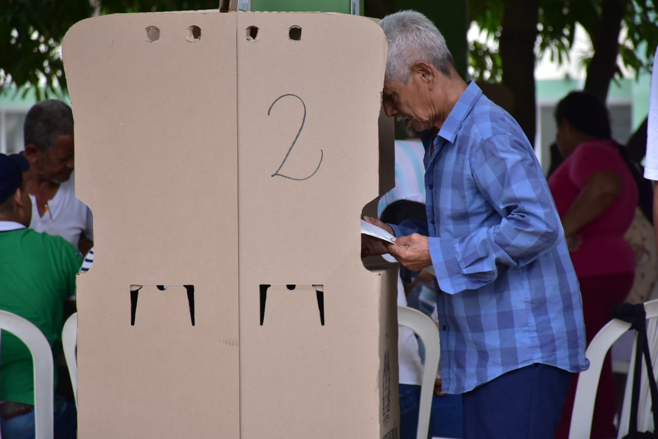Los adultos mayores madrugaron a votar en Don Bosco.