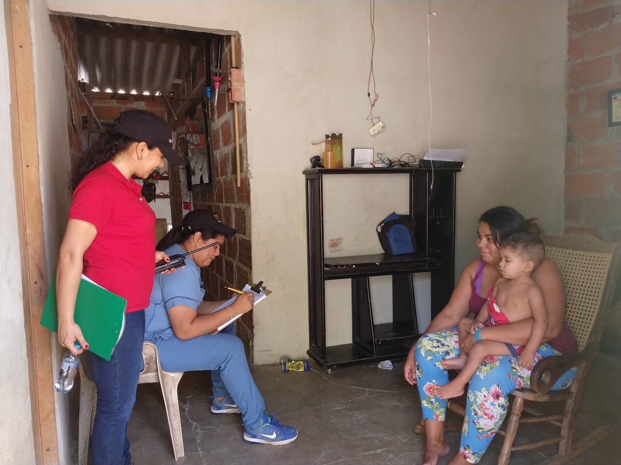 Una estudiante de Unisimón realiza una encuesta sociodemográfica a una habitante del municipio. 