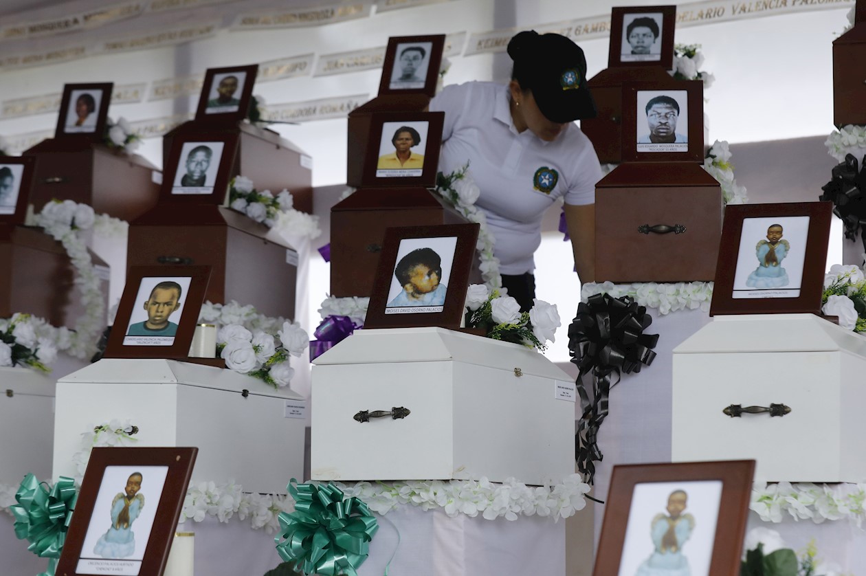 Familiares de las víctimas de una masacre de hace 17 años en el funeral colectivo en Bojayá