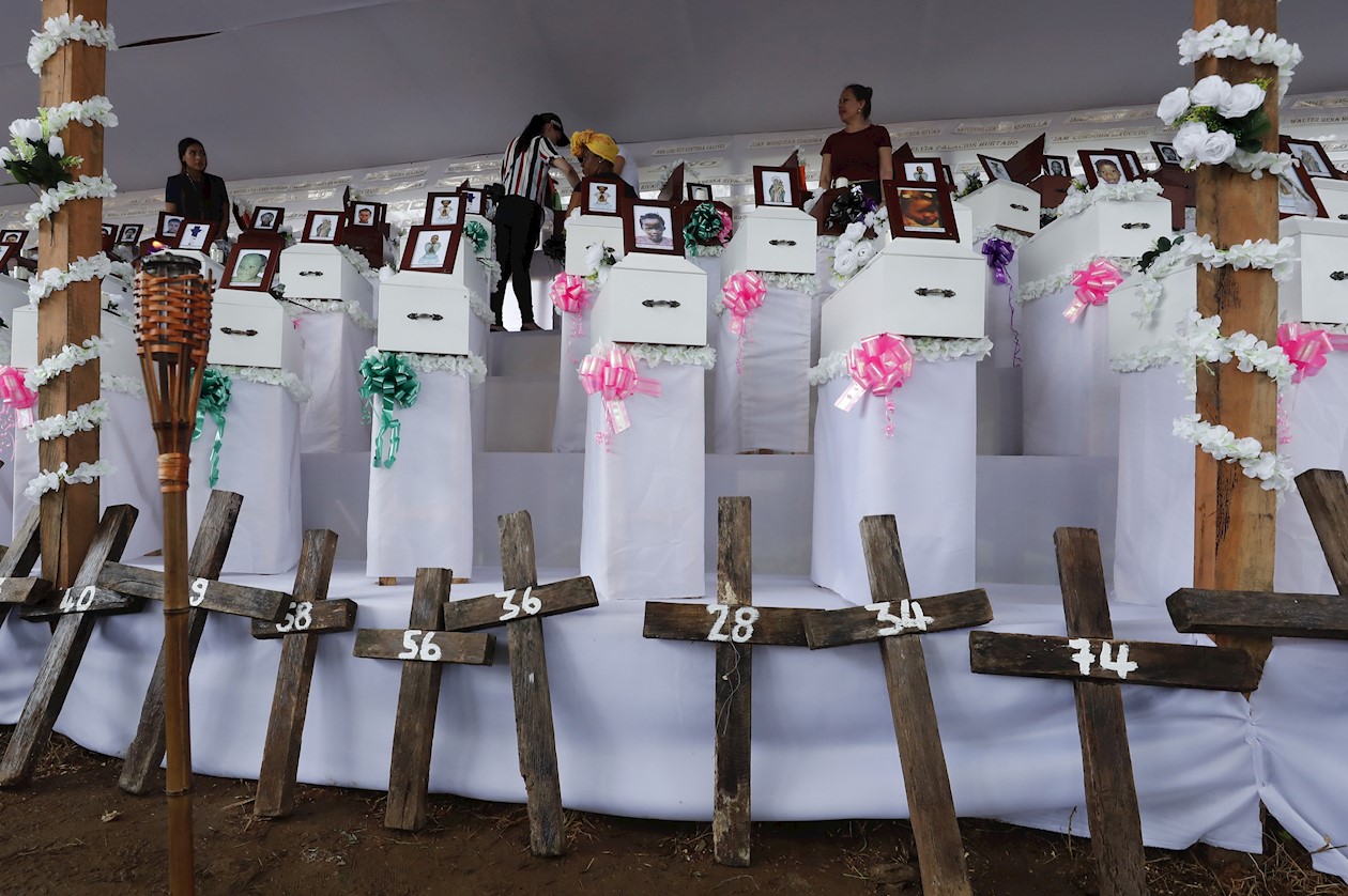 Familiares de las víctimas de una masacre de hace 17 años en el funeral colectivo en Bojayá