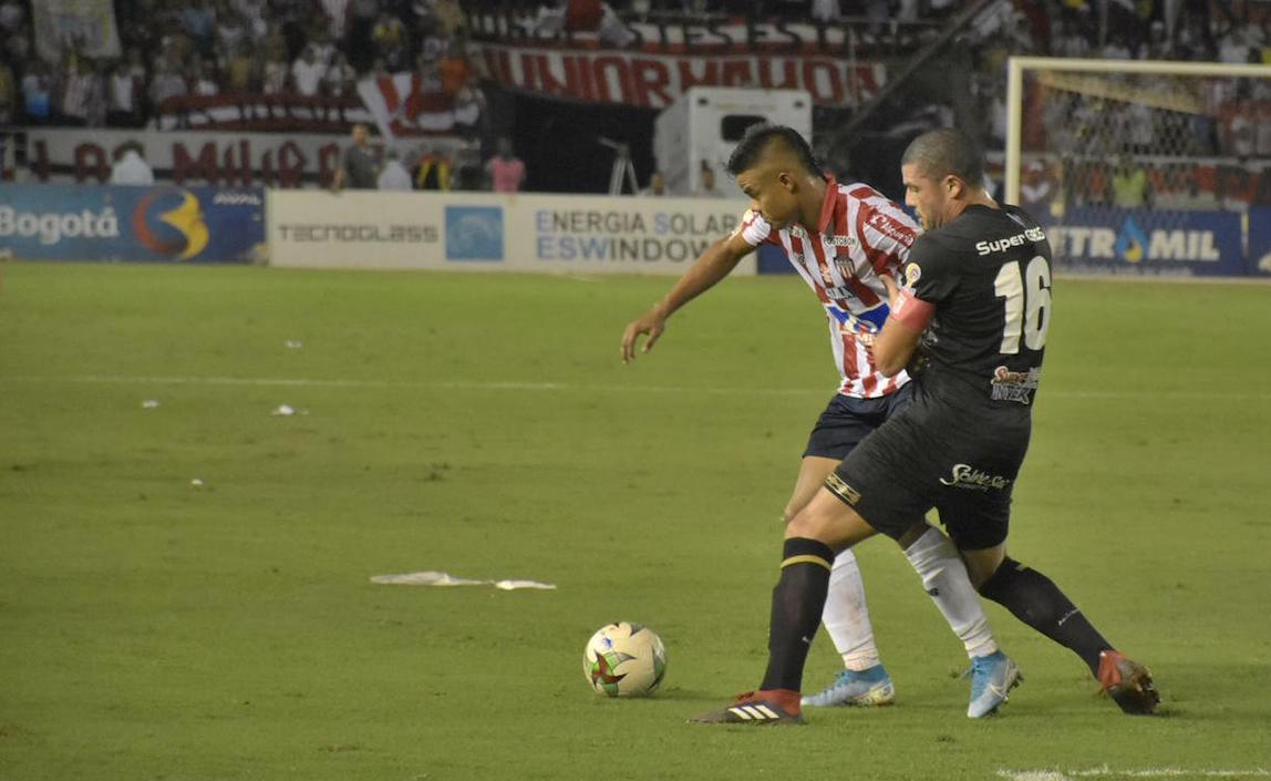 Luis 'El Chino' Sandoval tratando de superar la marca del capitán Juan Pablo Segovia.