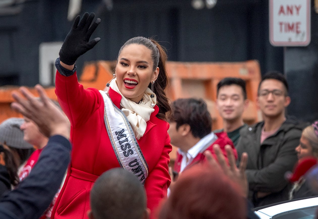 La Miss Universo 2018 Catriona Gray saludando a la gente durante desfile navideño de Atlanta.