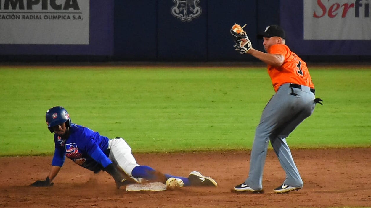 Bryant Flete intenta poner en out a un jugador en la segunda base.