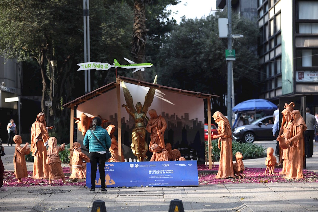 Una mujer observa un Nacimiento en el Paseo de la Reforma en Ciudad de México (México). 