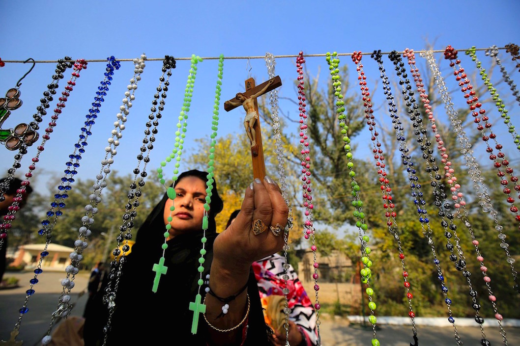 Escapularios y crucifijos en ventas callejeras en Peshawar, Pakistán.