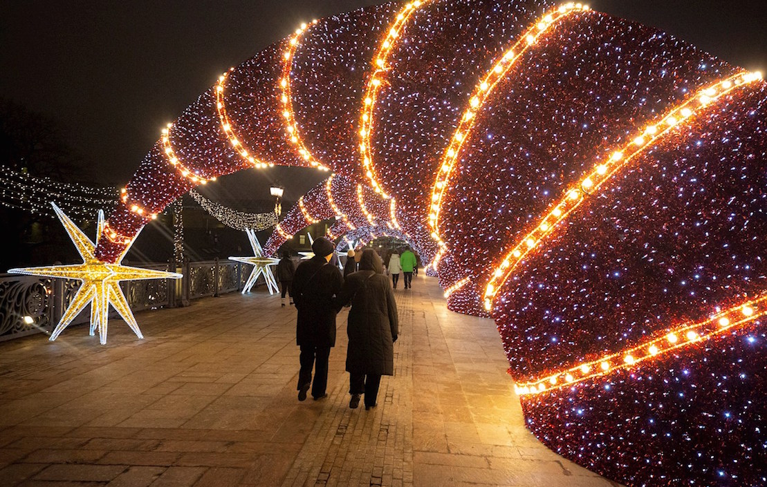 Espectacular iluminación en un puente adornado frente a la Catedral de Cristo Salvador de Moscú, Rusia.