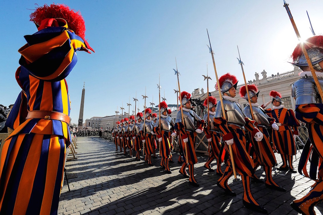 La guardia suiza abriendo el desfile para la bendición Urbi et Orbi, en Ciudad del Vaticano.