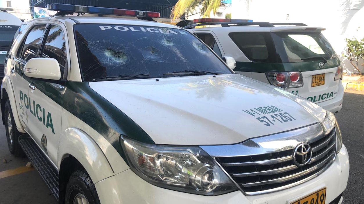 El vehículo de la Policía blanco de estudiantes y encapuchados de Uniatlánticos.