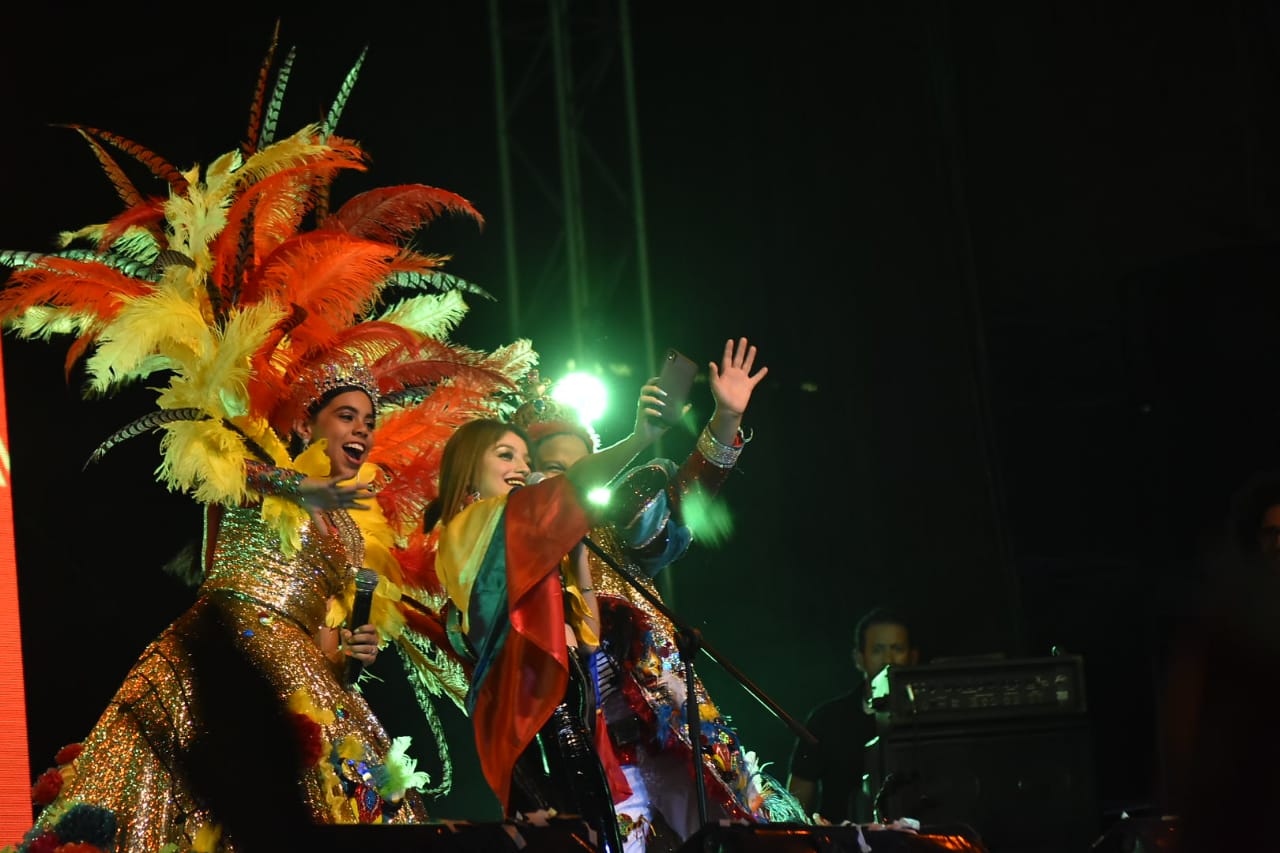 La cantante mexicana Karol Sevilla con los Reyes Infantiles, Isabella Chacón y César De La Hoz.