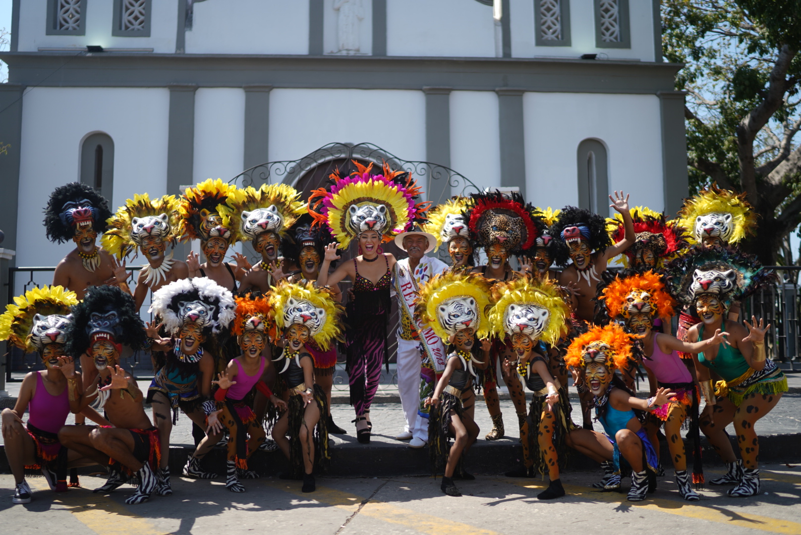 La soberana compartió con los bailarines de la comparsa en la plaza de Galapa.