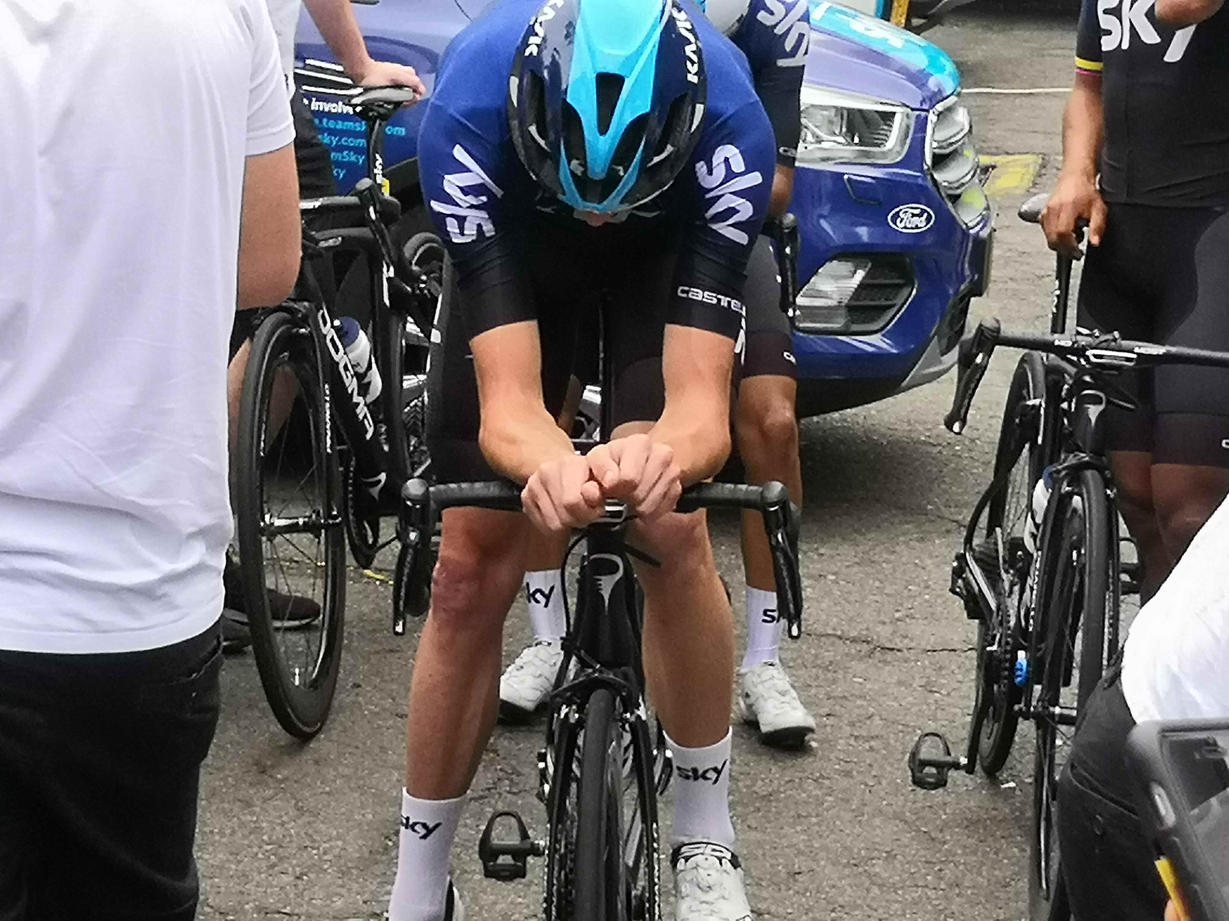 Chris Froome ensaya su posición de crono, sobre la bicicleta, completamente concentrado. 