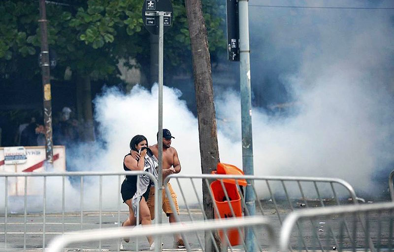 La Policía brasileña recurrió a los gases para controlar la situación.