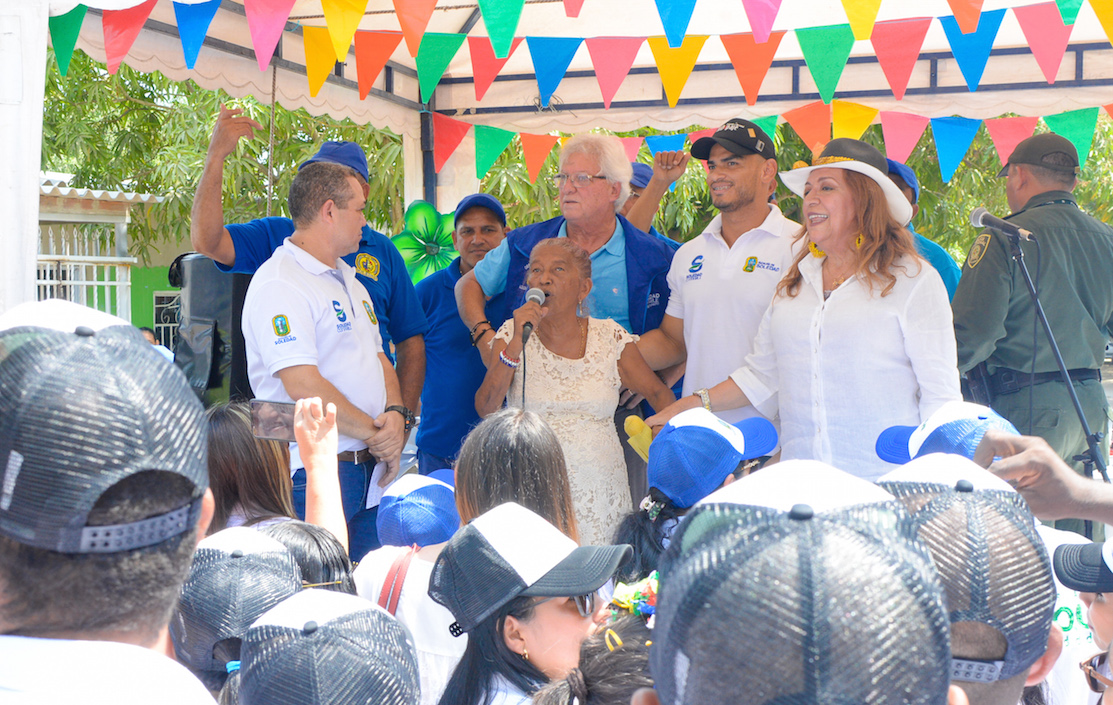 El Alcalde Joao Herrera y la primera gestora Alba Olaya, con la comunidad del barrio San Antonio.