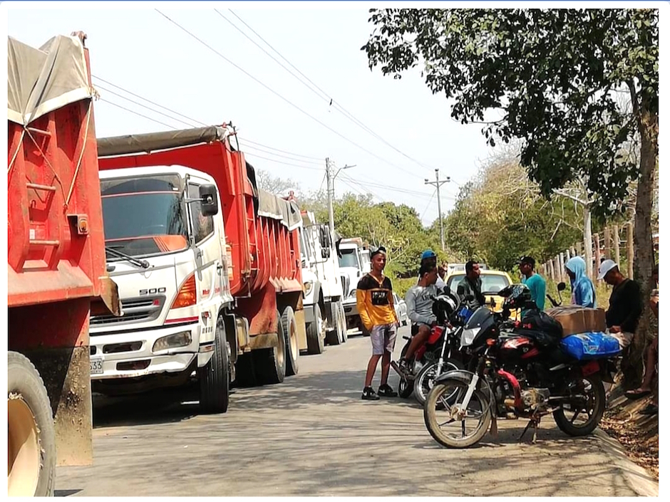 Camiones transportando asfalto quedaron paralizados.