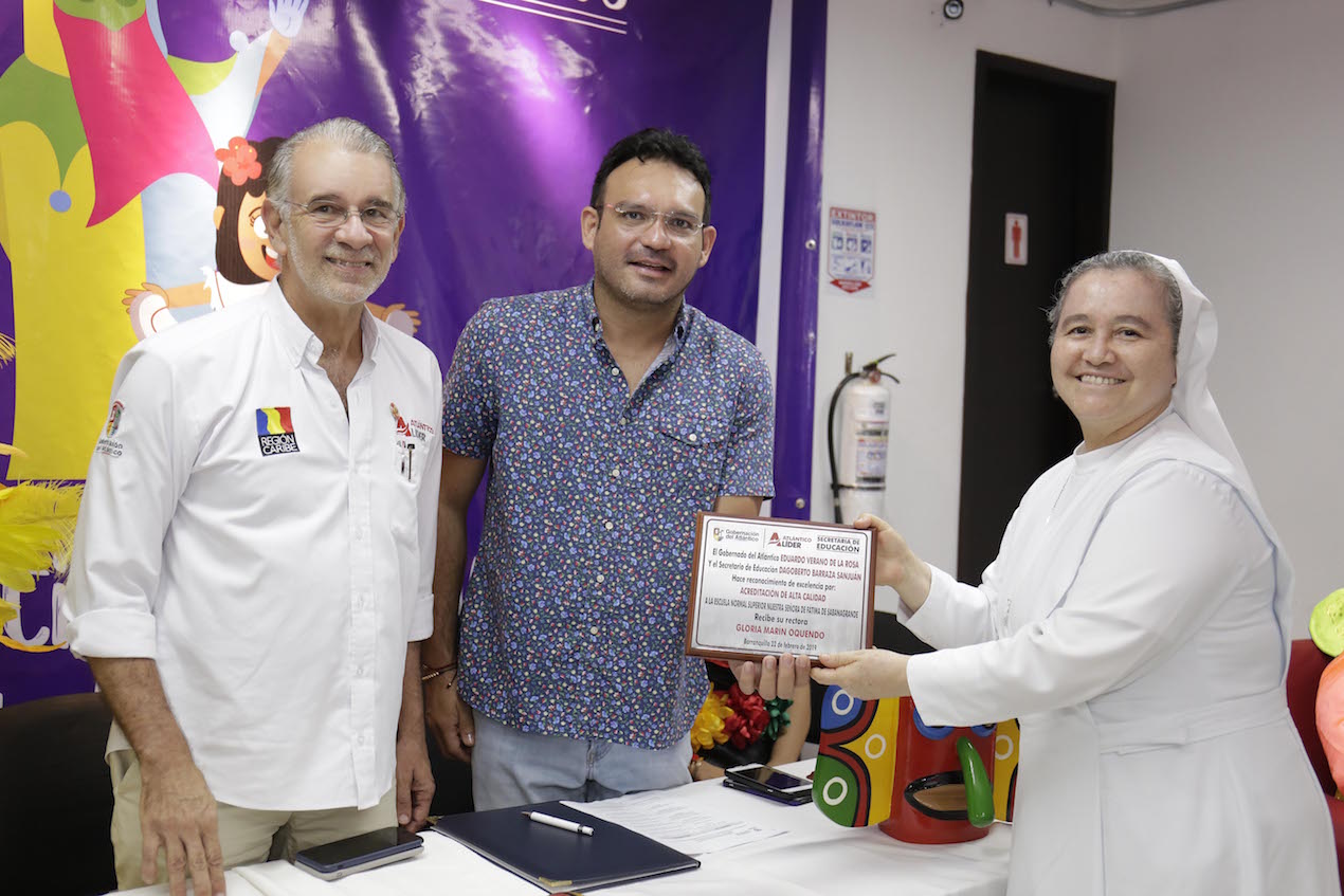 La rectora de la Normal de Fátima de Sabanagrande, una de las escuelas normales acreditadas, recibe una condecoración por parte de la Gobernación y la Secretaría de Educación.