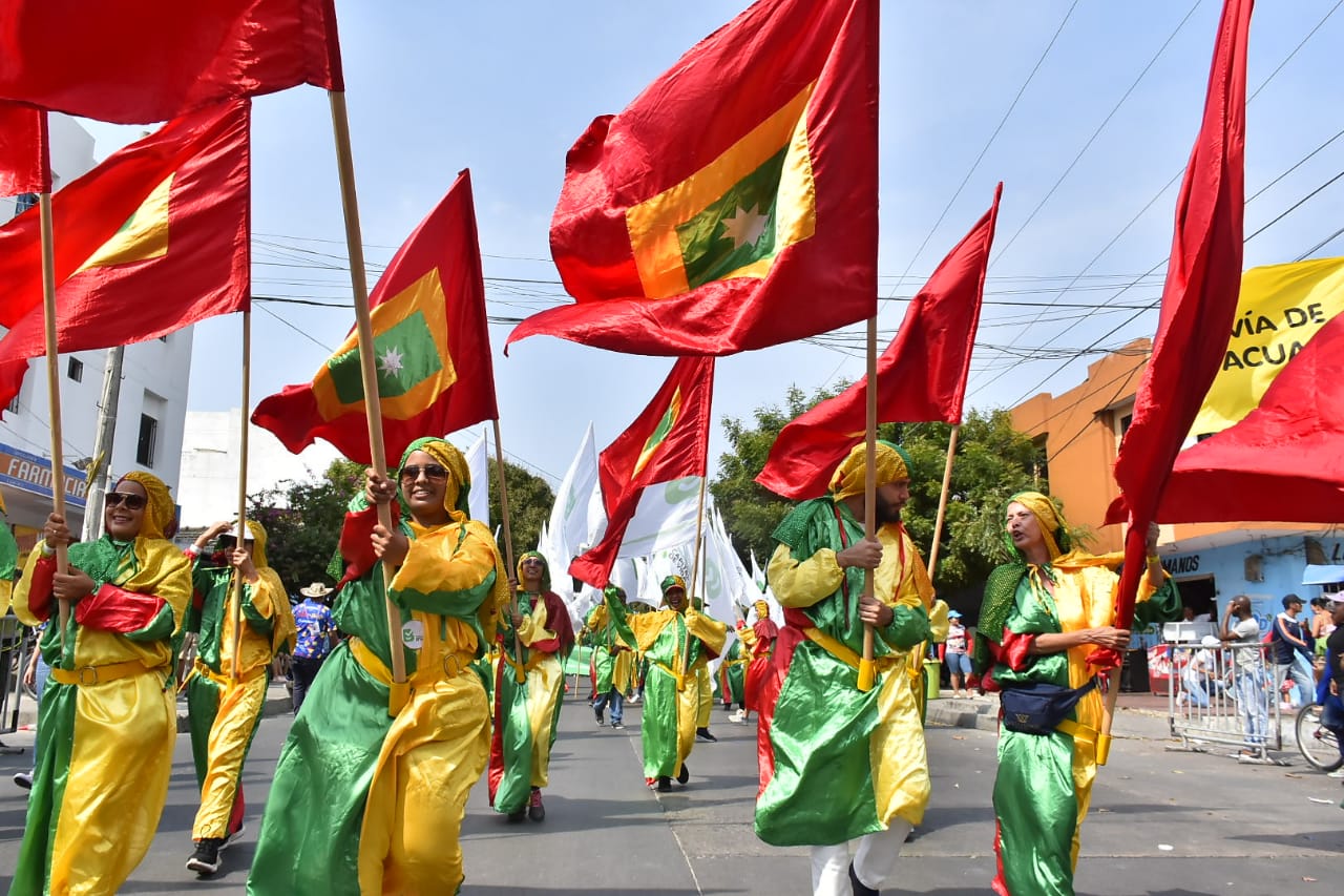 Las banderas de Barranquilla en el inicio del desfile.