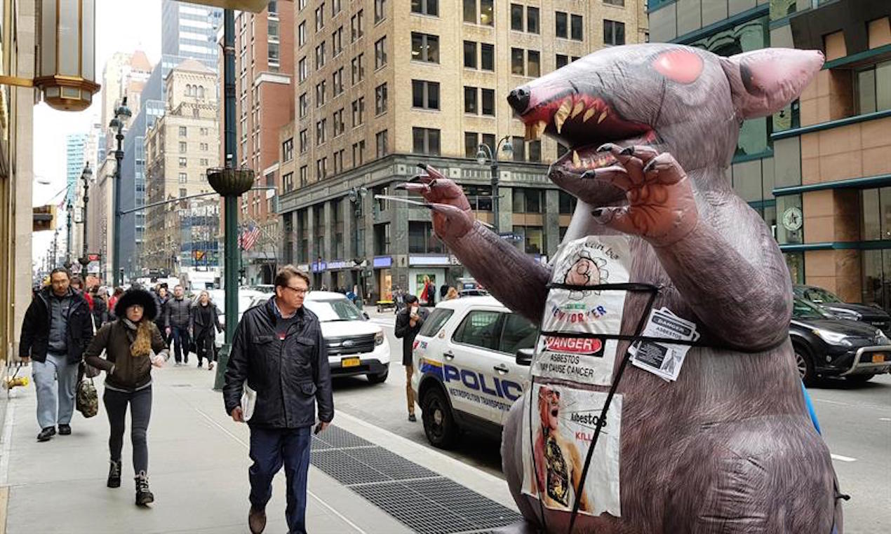 Nueva York es conocida por las ratas que pasean indiferentes entre las vías del metro o por las avenidas de Manhattan; pero hay otras enormes, inflables, de garras afiladas y ojos sanguinolentos que aparecen frente algún edificio para denunciar a un contratista: son las ratas sindicalistas.