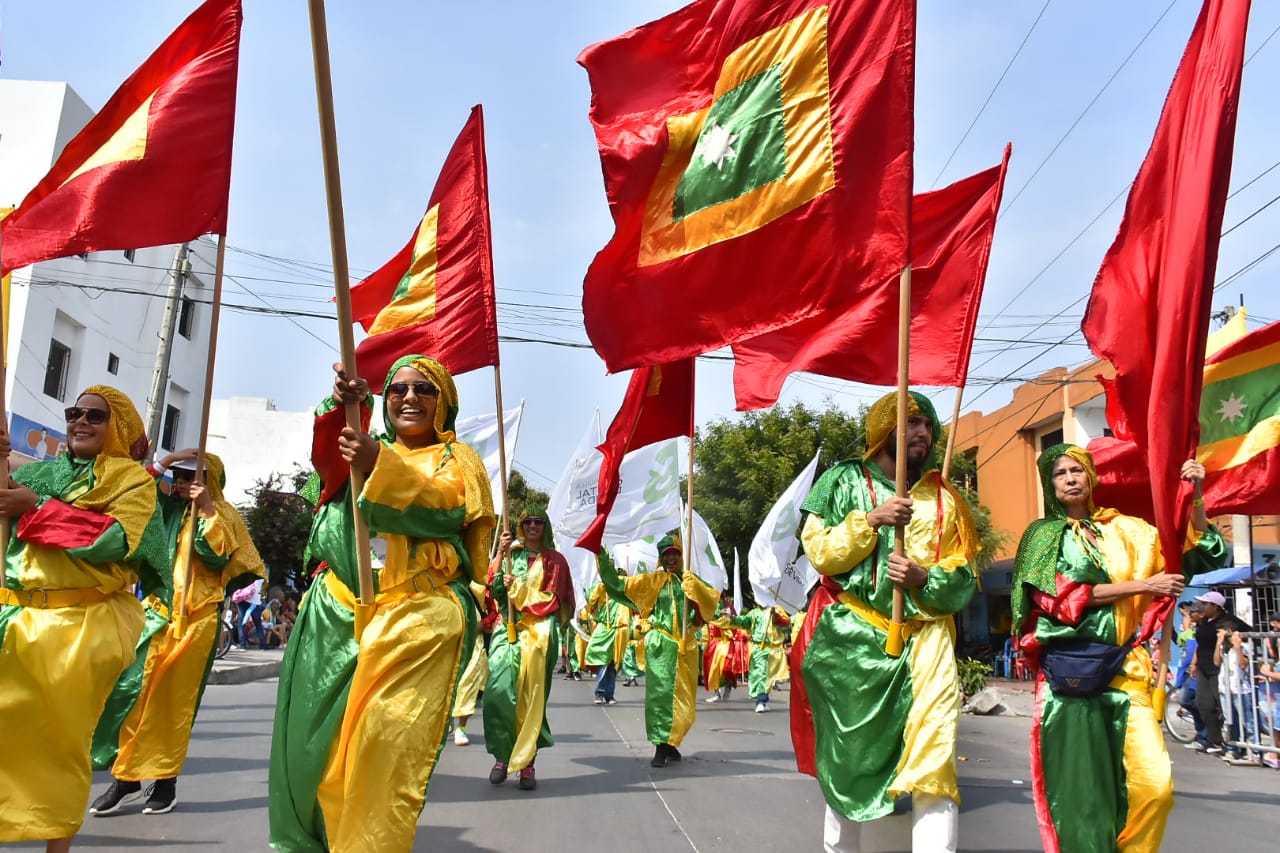 Las Casas Distritales de Cultura con la bandera de Barranquilla.