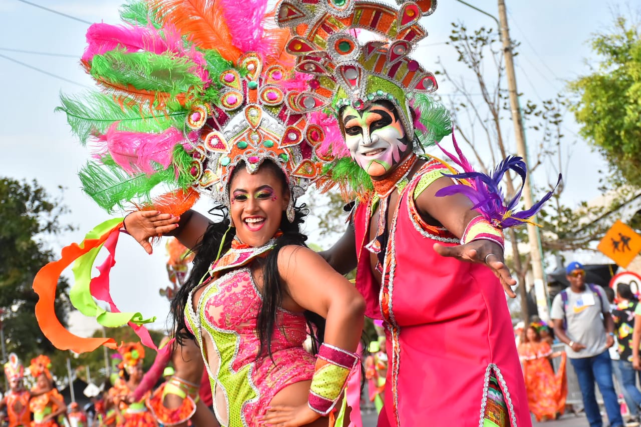 Dos danzantes de fantasía en la Gran Parada de Carlos Franco.