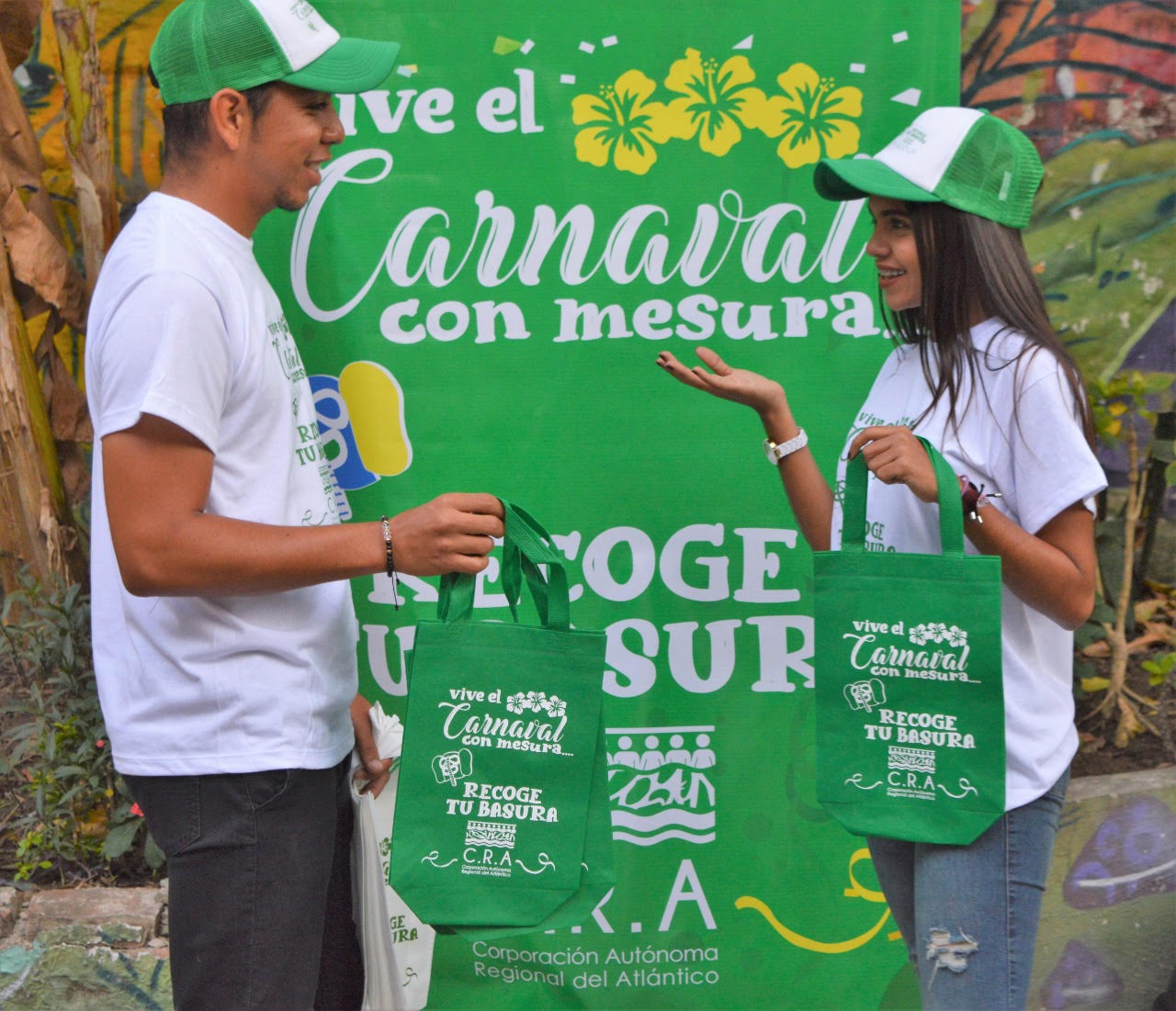 Promotores entregan las mochilas ecológicas en los diferentes eventos del Carnaval.