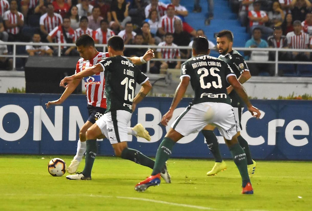 Teófilo Gutiérrez intentando un remate ante la marca de Gustavo Gómez.