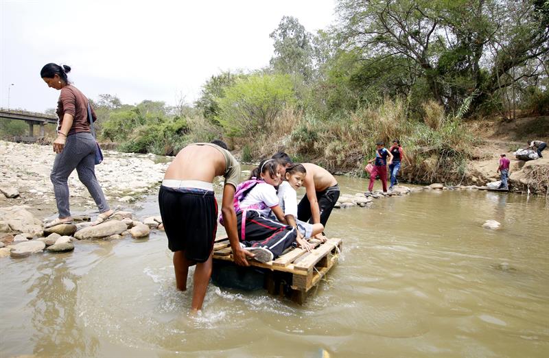 Estudiantes venezolanos cruzan hacía Colombia por caminos rurales y río debido al cierre de los pasos fronterizos.