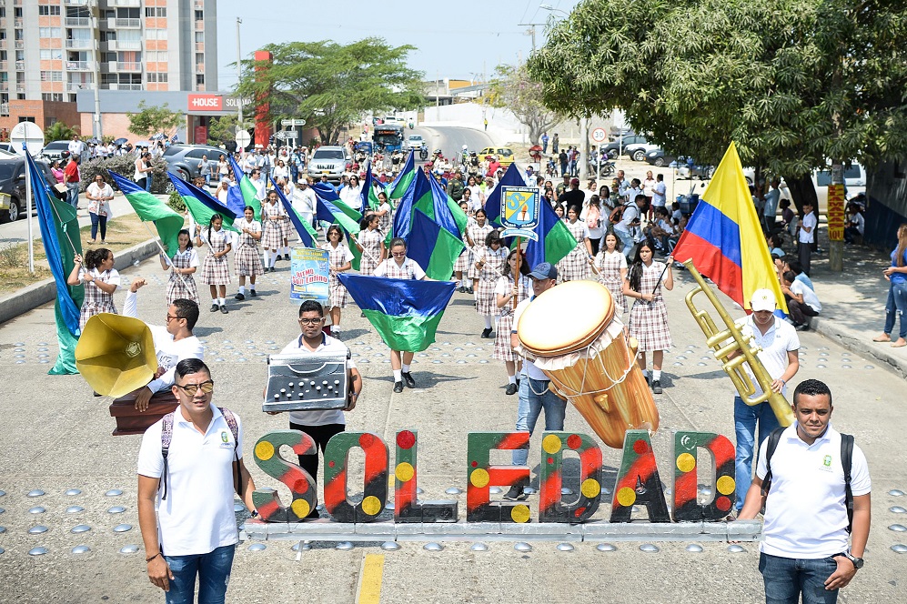 Imagen del colorido desfile en las calles.