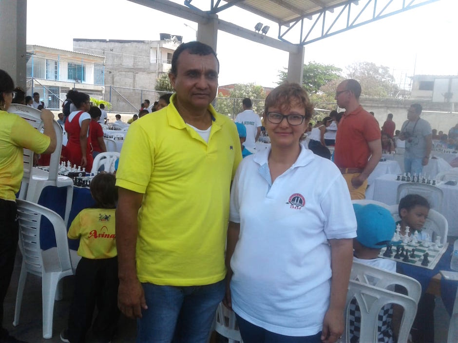El presidente de la Liga Aramis Gutiérrez con la maestra internacional Isolina Majul.