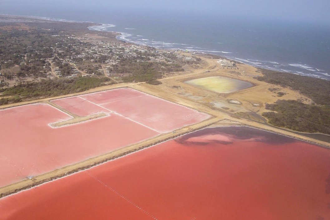 El color rosado en las piscina indica que la cosecha de sal está lista.