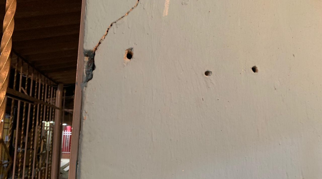 Los impactos de bala que quedaron en la pared de la vivienda donde alias 'Corocito' disparó para tratar de matar a un hombre.