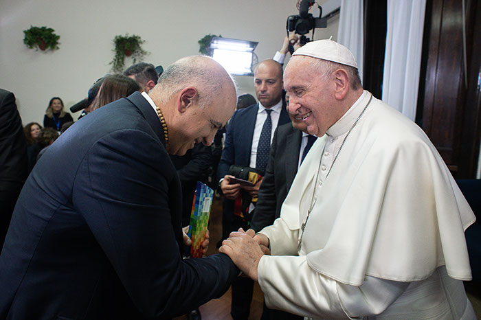 El empresario Christian Daes saluda al Papa Francisco.