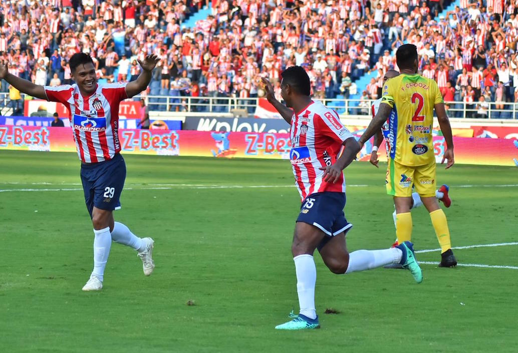 Luis Narváez celebrando el gol con Teófilo Gutiérrez.