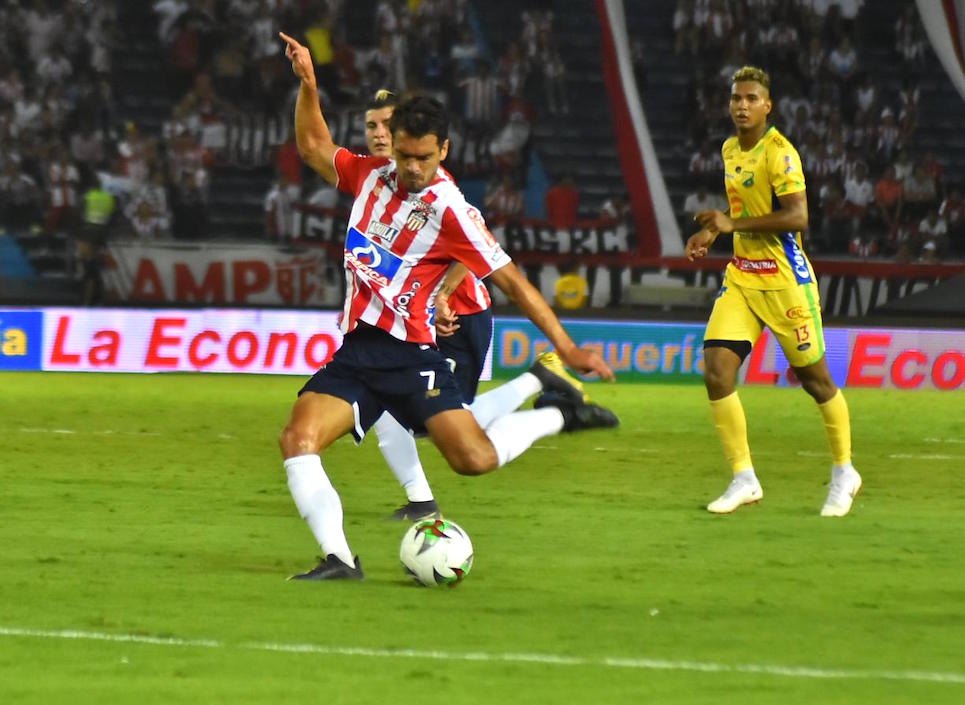 Sebastián Hernández remata para convertir el tercer gol de los 'tiburones'.