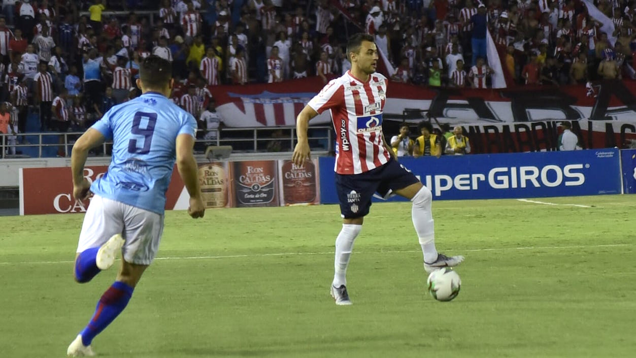 Marlon Piedrahita dominando el balón frente a la marca de Luis Arias.