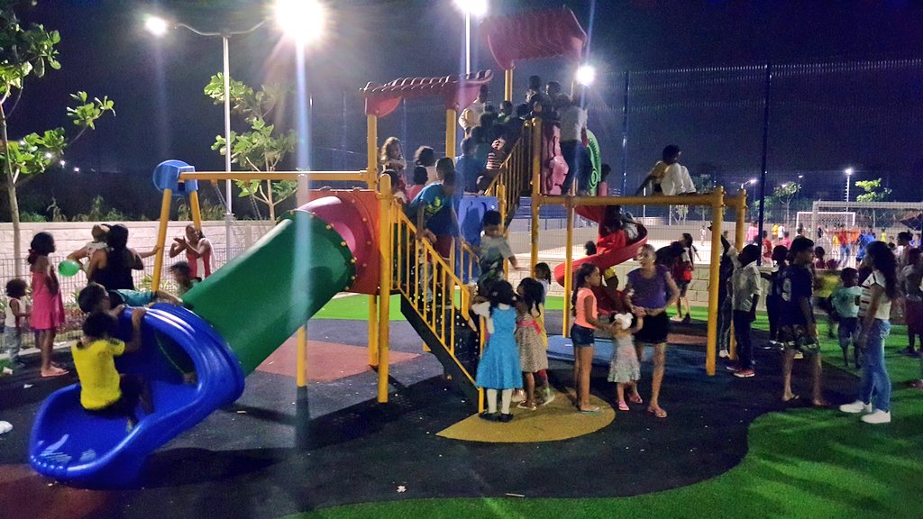 Los niños en la nueva fase del Parque Bicentenario.